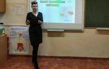 Pani psychodietetyk omawia prezentację o zasadach prawidłowgo odżywiania