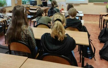 Pani psychodietetyk omawia prezentację o zasadach prawidłowego odżywiania, uczniowie siedzą w ławkach w sali biologicznej