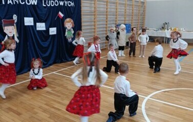 Przegląd tańc&oacute;w ludowych 9