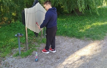 Drzewa pod lupą &ndash; obserwacje przyrodnicze klasy 4a 6