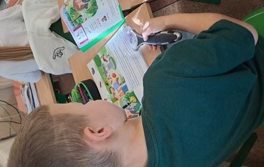 Litery pod lupą w 1a 1