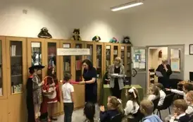 Pasowanie na czytelnika - klasa 1a 5