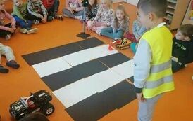 "Przez ulicę idą dzieci, gdy zielone światło świeci" 4