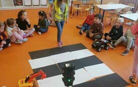 "Przez ulicę idą dzieci, gdy zielone światło świeci" 12