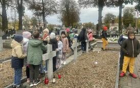 Najmłodsi zapalają znicze na cmentarzu wojskowym 3