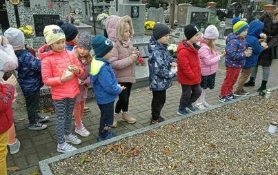 Zdjęcie do Najmłodsi zapalają znicze na cmentarzu wojskowym