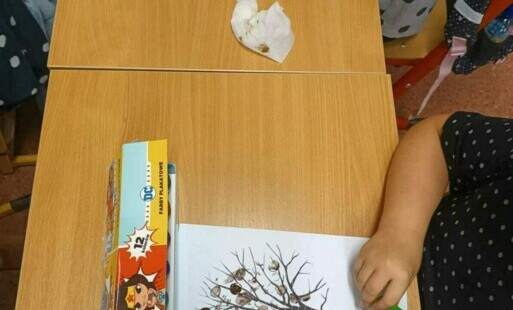 15 września obchodzony jest Międzynarodowy Dzień Kropki. Jest to święto odkrywania talentów, kreatywności, odwagi, a przede wszystkim dobrej zabawy.  Dzieci z klasy 1a wykonały pracę plastyczną metodą kropkowania palcami.