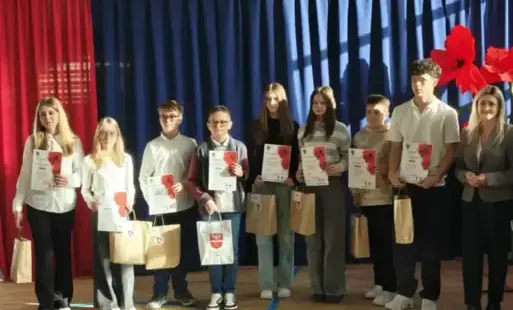 Zdjęcie do Podw&oacute;jna laureatka konkurs&oacute;w patriotycznych