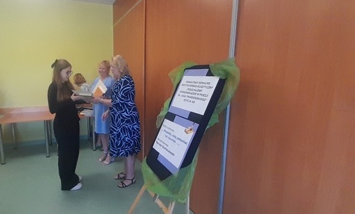 Zdjęcie do XIII Powiatowego Konkursu plastyczno-literackiego &bdquo;Poszukujemy drogowskaz&oacute;w w poezji księdza Jana Twardowskiego&rdquo;