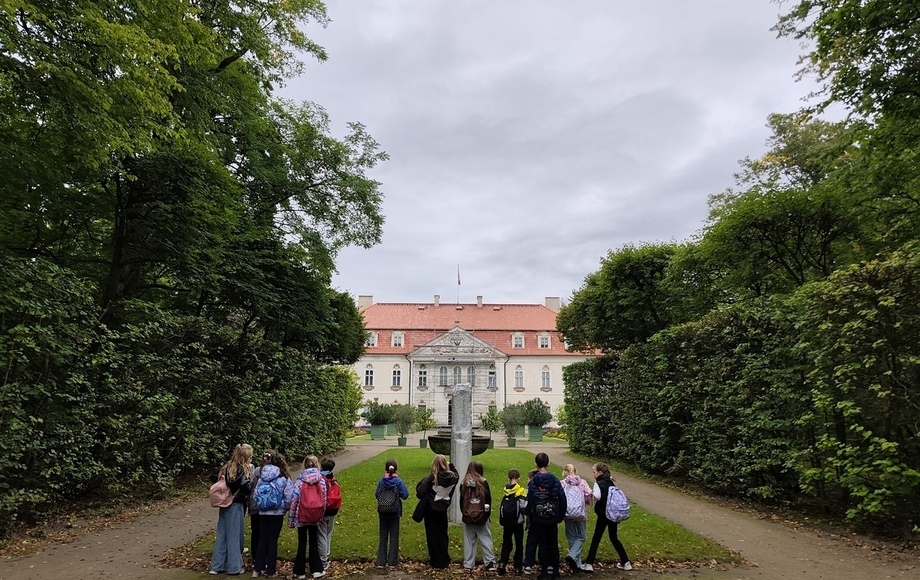 Klasa 3b w Nieborowie na lekcji historii z kalamburami