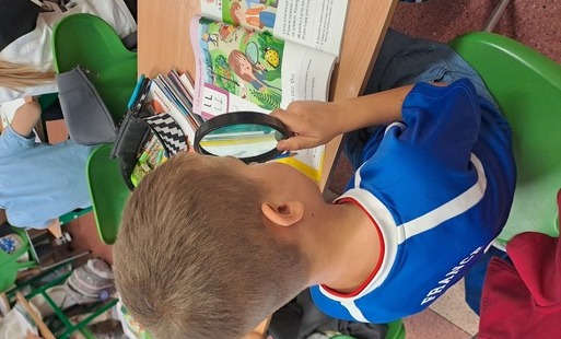 Litery pod lupą w 1a